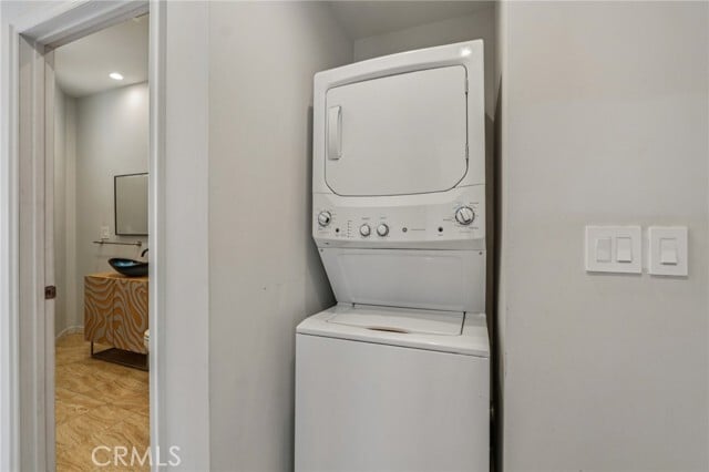 Building Photo - 24334 Crestlawn St