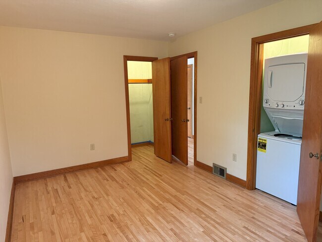 Building Photo - 403 E Mitchell Ave
