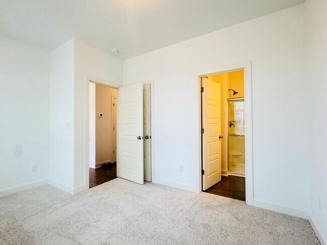 Building Photo - 4 Bedroom Townhome 2 Car garage - Wake Forest