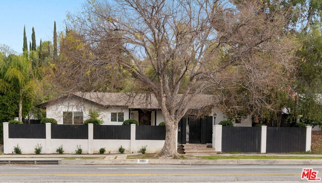 Building Photo - 20212 Oxnard St
