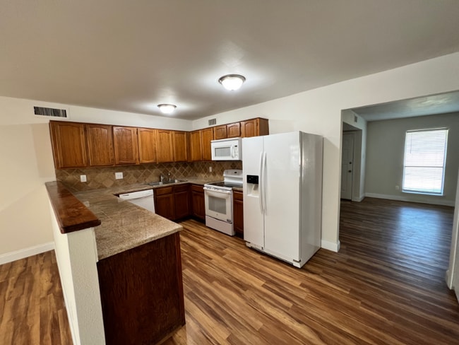 Building Photo - 1505 Larchmont Dr