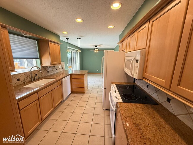 Building Photo - Spacious 4-Bedroom Yakima Home with Hot Tu...