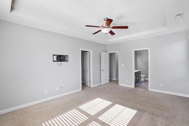Building Photo - Townhome with Screened Porch!
