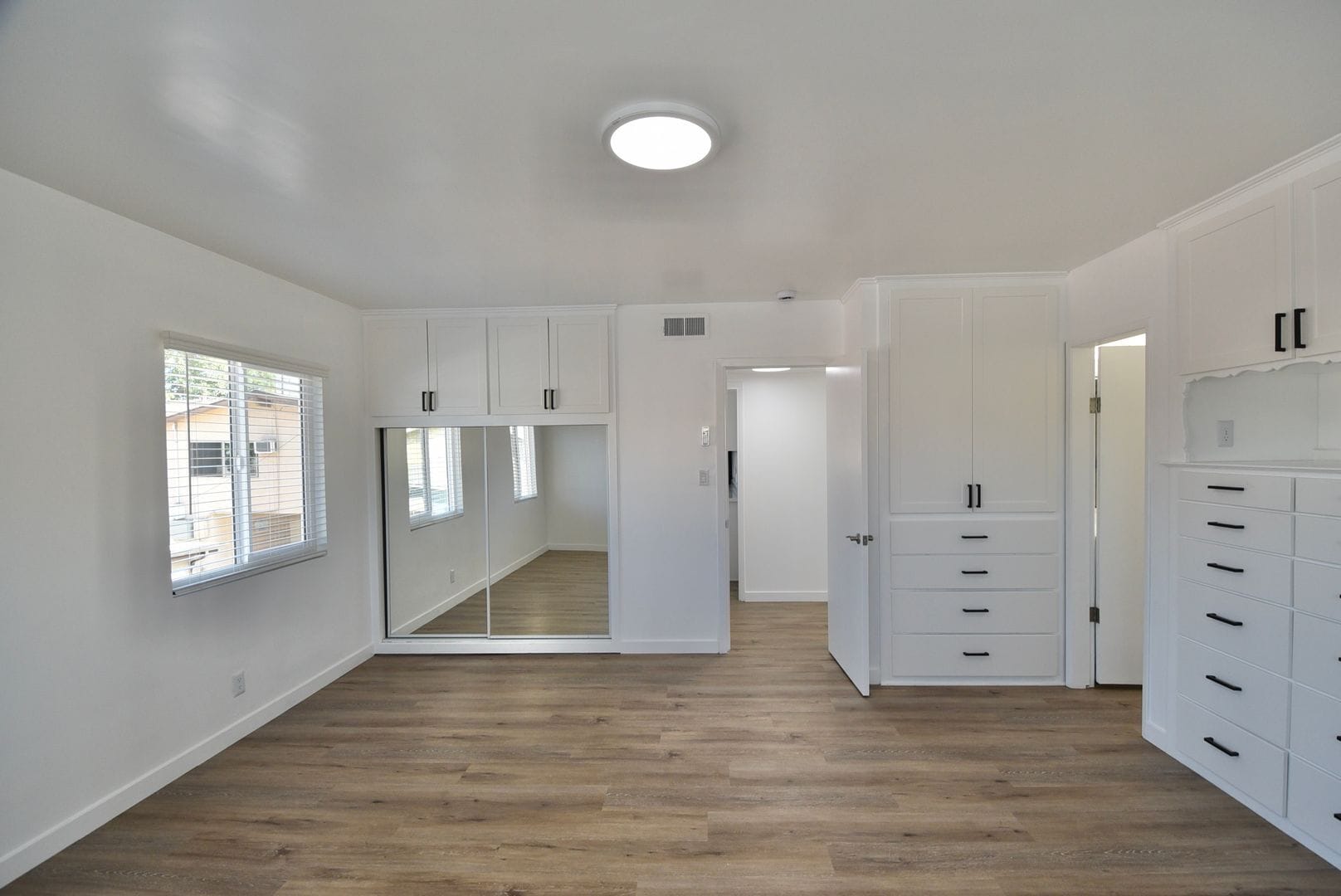 Building Photo - 1212 N Hollywood Way