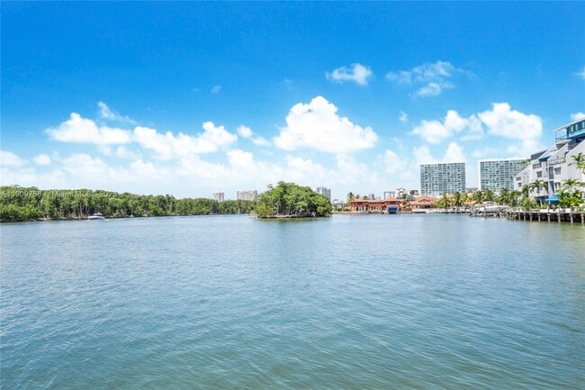 Building Photo - 400 Kings Point Dr