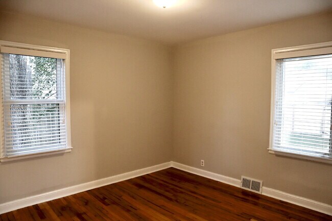 Building Photo - "Charming 4-Bed Oasis on Dakota Avenue: Spacious Living with 2 Full Baths in St. Louis Park!"