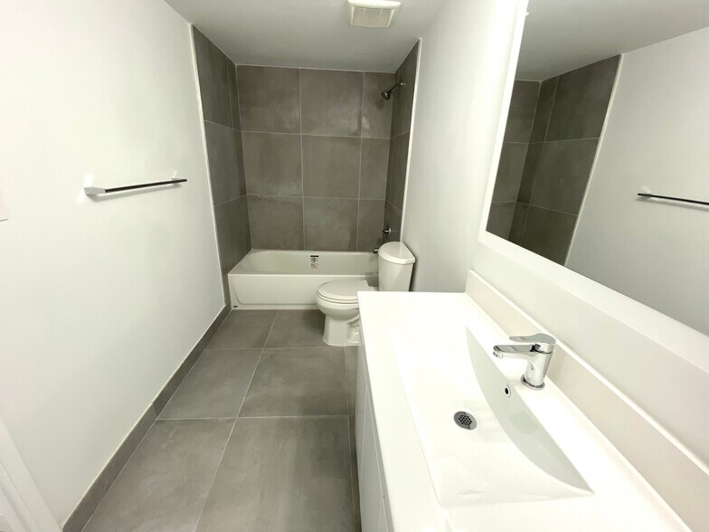 Building Photo - 8005 Lake Dr