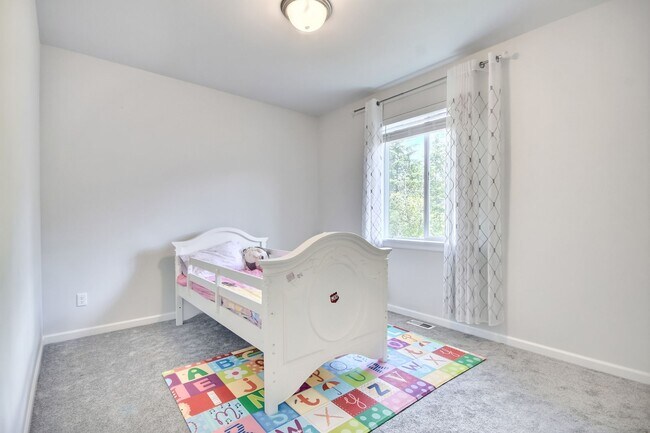 Building Photo - A true stunner in Tehaleh community!