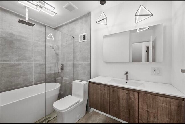 Main bathroom - 172 Crescent Hills Rd