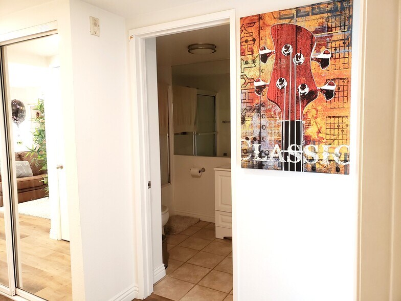 Building Photo - 557 W Stocker St