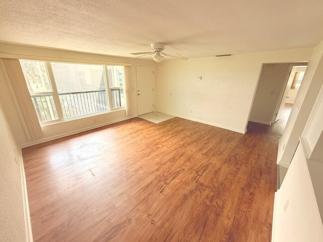 Building Photo - 8915 Silver Lake Dr