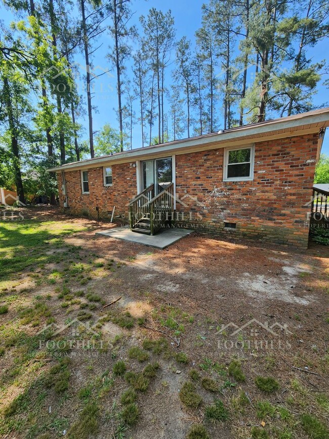 Building Photo - Charming 3-Bed Brick Rental Near Schools &...