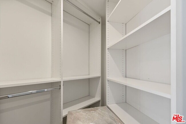 Building Photo - 723 Westmount Dr