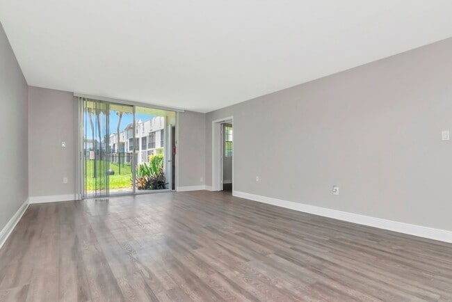 Building Photo - Ground Floor - Corner/End Unit - Upgraded ...