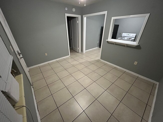 Building Photo - Cozy 1-Bedroom Apartment with Screened-In Patio & On-Site Laundry