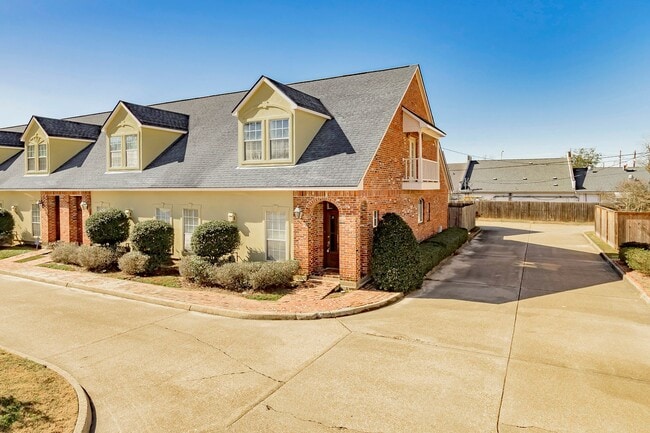 Building Photo - 3 Bedroom Townhome | Gated Community| Community Pool