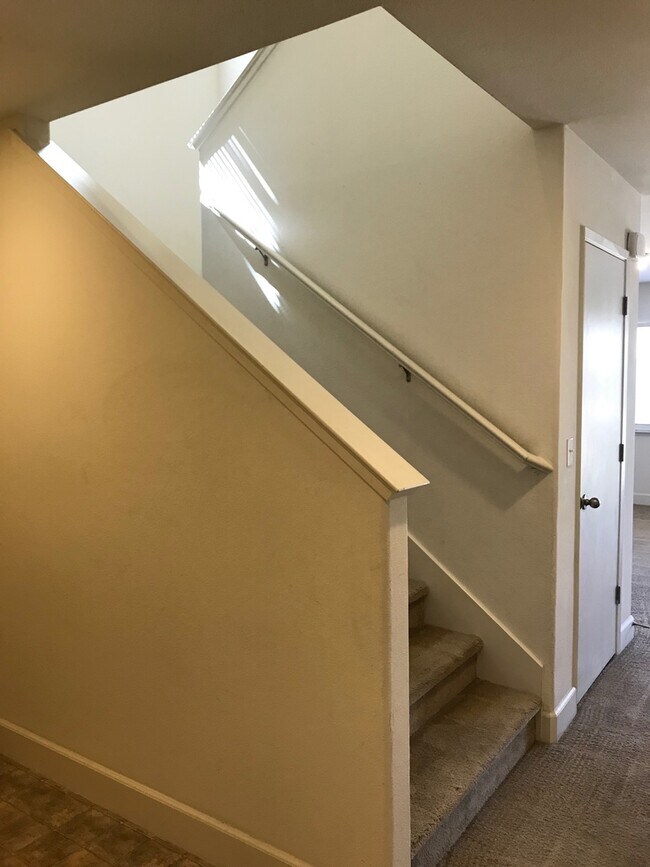 Building Photo - Now Available – 4 Bedroom Home with Loft i...