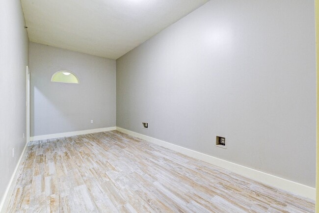 Building Photo - Exceptional 1 bed/1bath loft-style unit in...