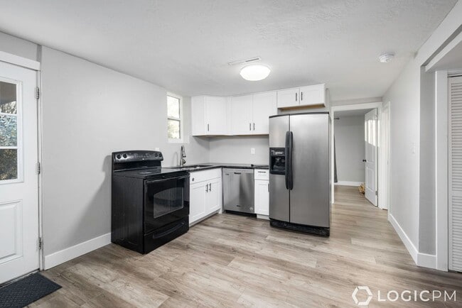 Building Photo - Stunning Single Family Home In Amazing Mou...