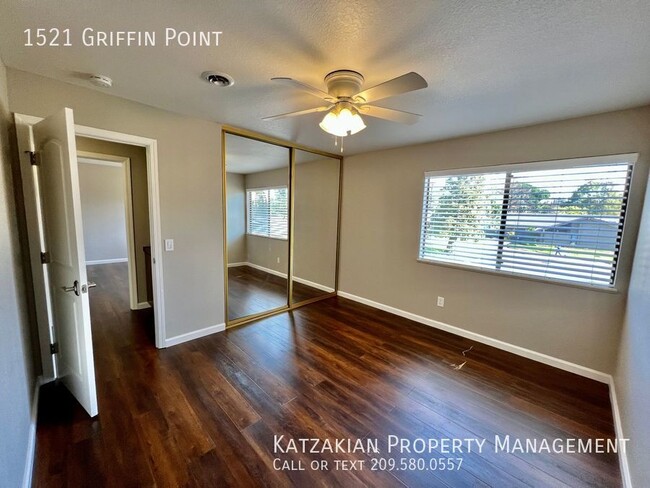 Building Photo - 4 bedroom 2 1/2 Bath Venetian Gardens HOA ...