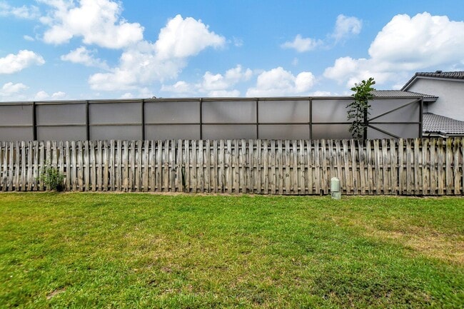 Building Photo - 6732 Canary Palm Cir