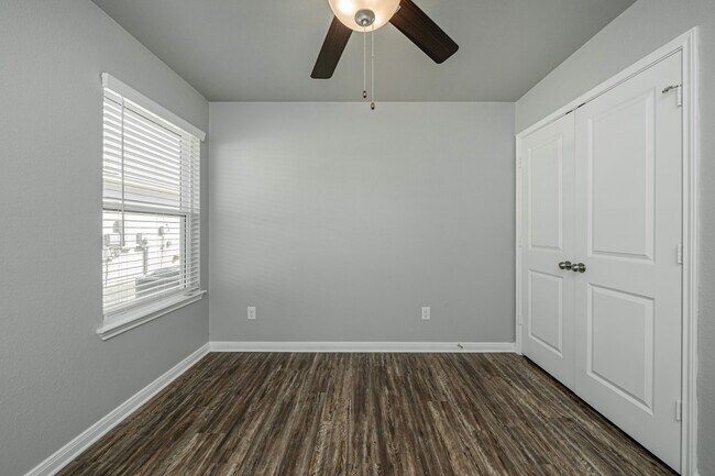 Building Photo - 611 Fallbrook Dr