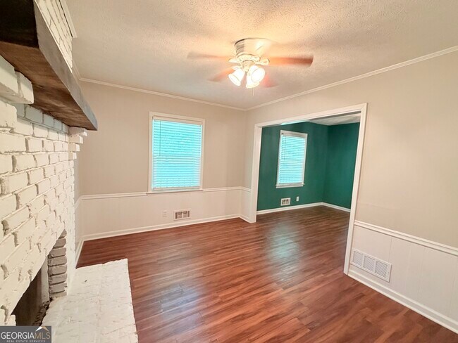 Building Photo - 1140 Azalea Cir NE