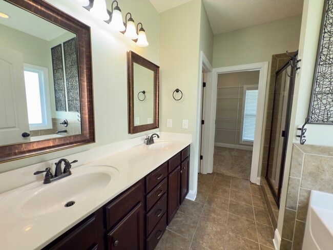 Building Photo - 532 Larkspur Dr