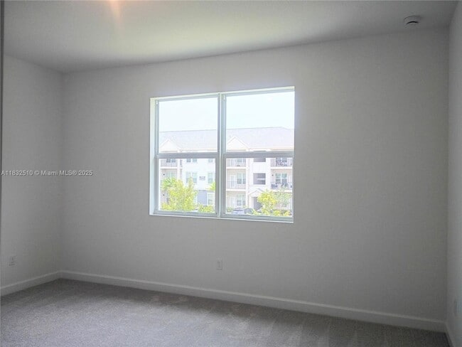 Building Photo - 329 SE Crossoak Ln