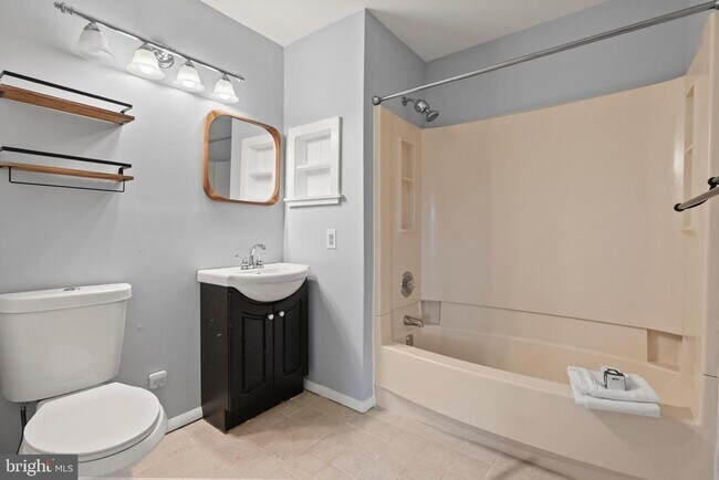 Building Photo - 4820B Aberdeen Dr