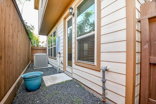 Building Photo - 8622 Cedar Plains Ln