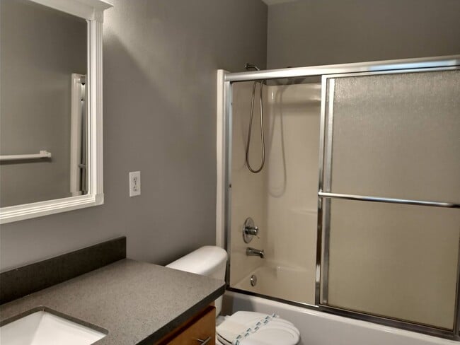 Building Photo - Beautiful Home in West Salem is Available!