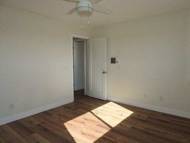 Building Photo - Lovely 2 bed 2bath with Stunning Views