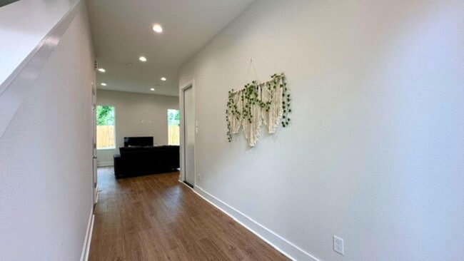 Building Photo - 835E Dorchester St