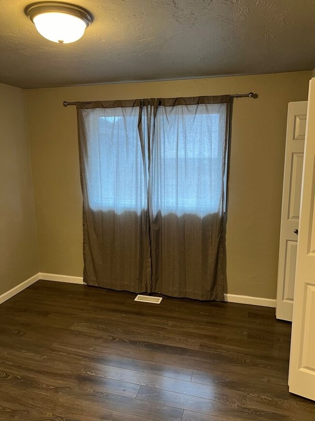 Building Photo - 3 Bedroom, 2 Bathroom House in Bethel Neig...