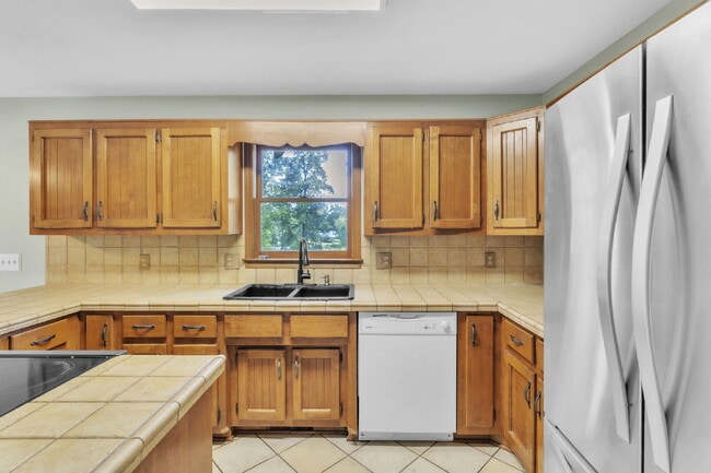 Building Photo - Spacious 4-Bed, 4-Bath Rental Home with Lake Views in Belle Terre Acres