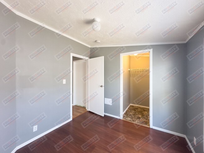 Building Photo - 3 bedroom, 2 bath 1,232 sqft single-family...