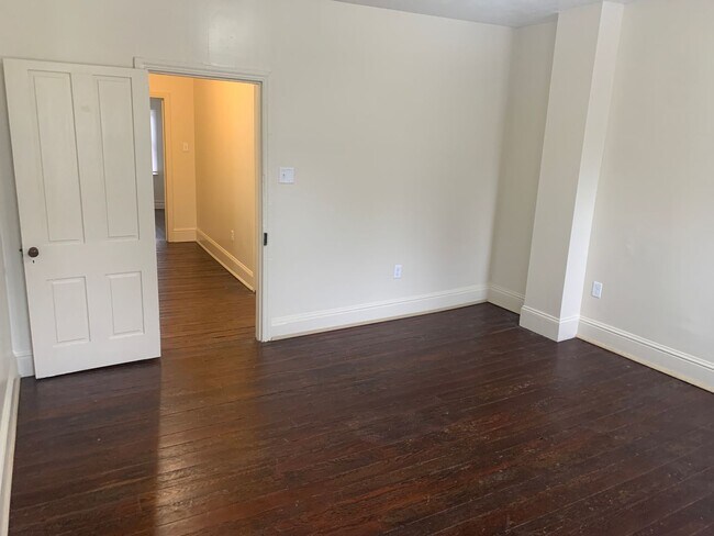 Building Photo - Semi-detached 3 bedroom 1 Bath House with Parking