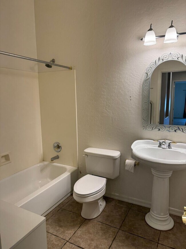 Building Photo - ***1st month's rent 1/2 off** 4BD / 3BA Chandler Home for Rent!