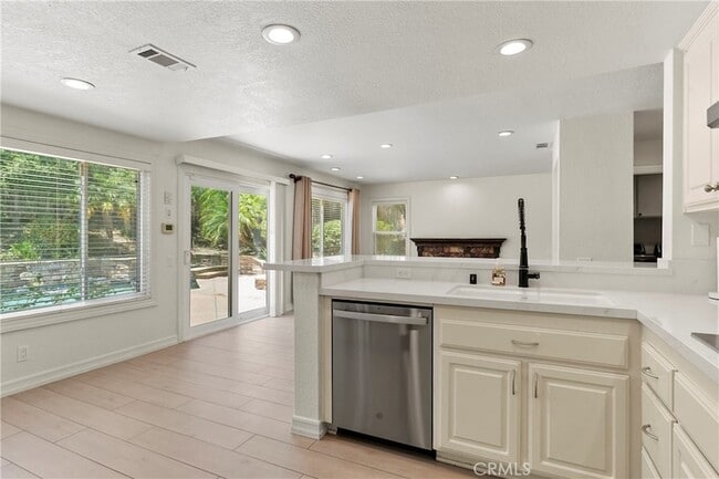Building Photo - 28501 El Sur