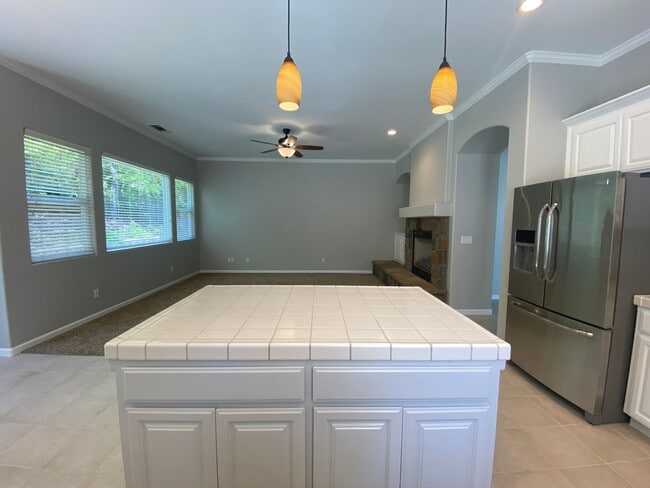 Building Photo - 4 bedroom in Paso Robles