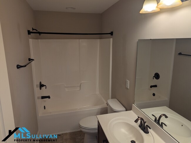 Building Photo - 833 Poplar St