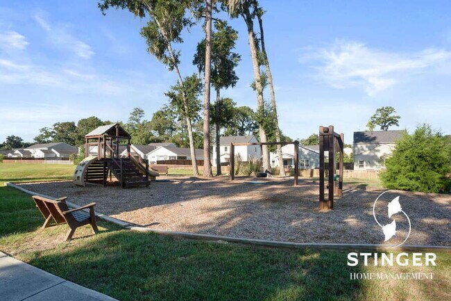 Building Photo - 38 Chestnut St