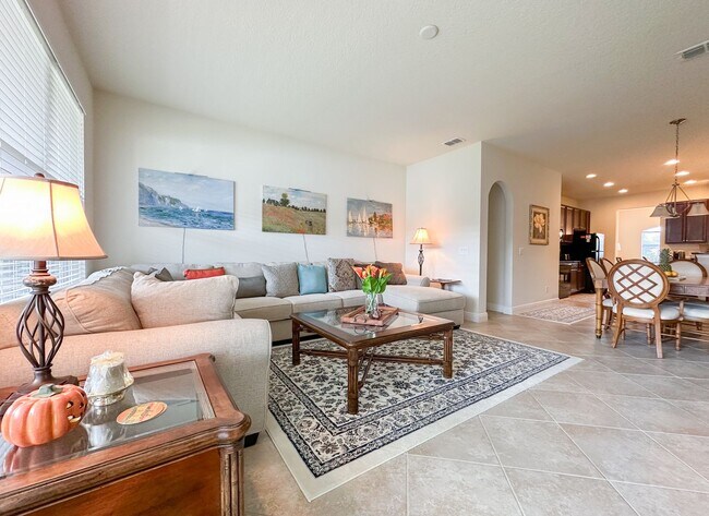 Building Photo - Furnished Rental in Golf Cart District!