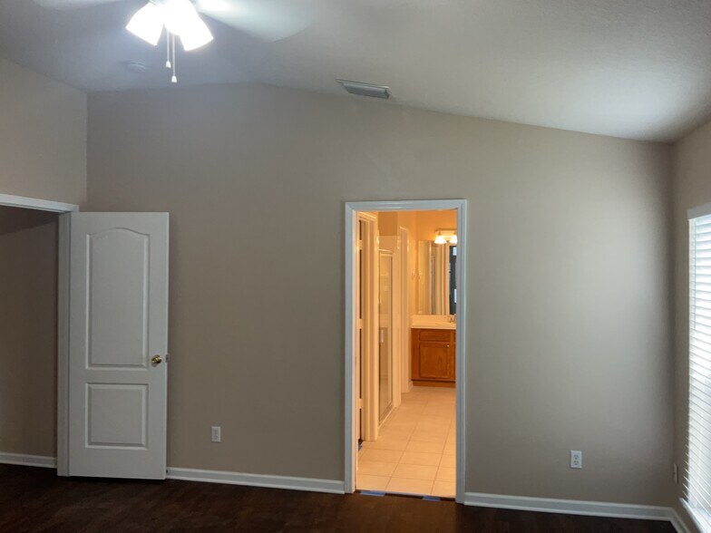 Building Photo - 2030 Samantha Ln