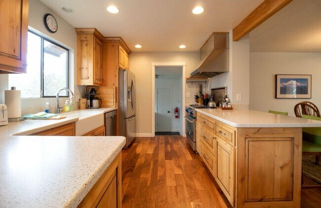 Building Photo - Fantastic 3-Bdr Home with Private Airport Access!