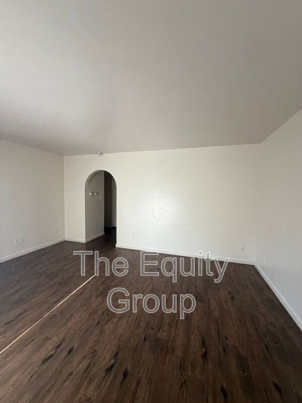 Building Photo - 530 E Myrtle Ave