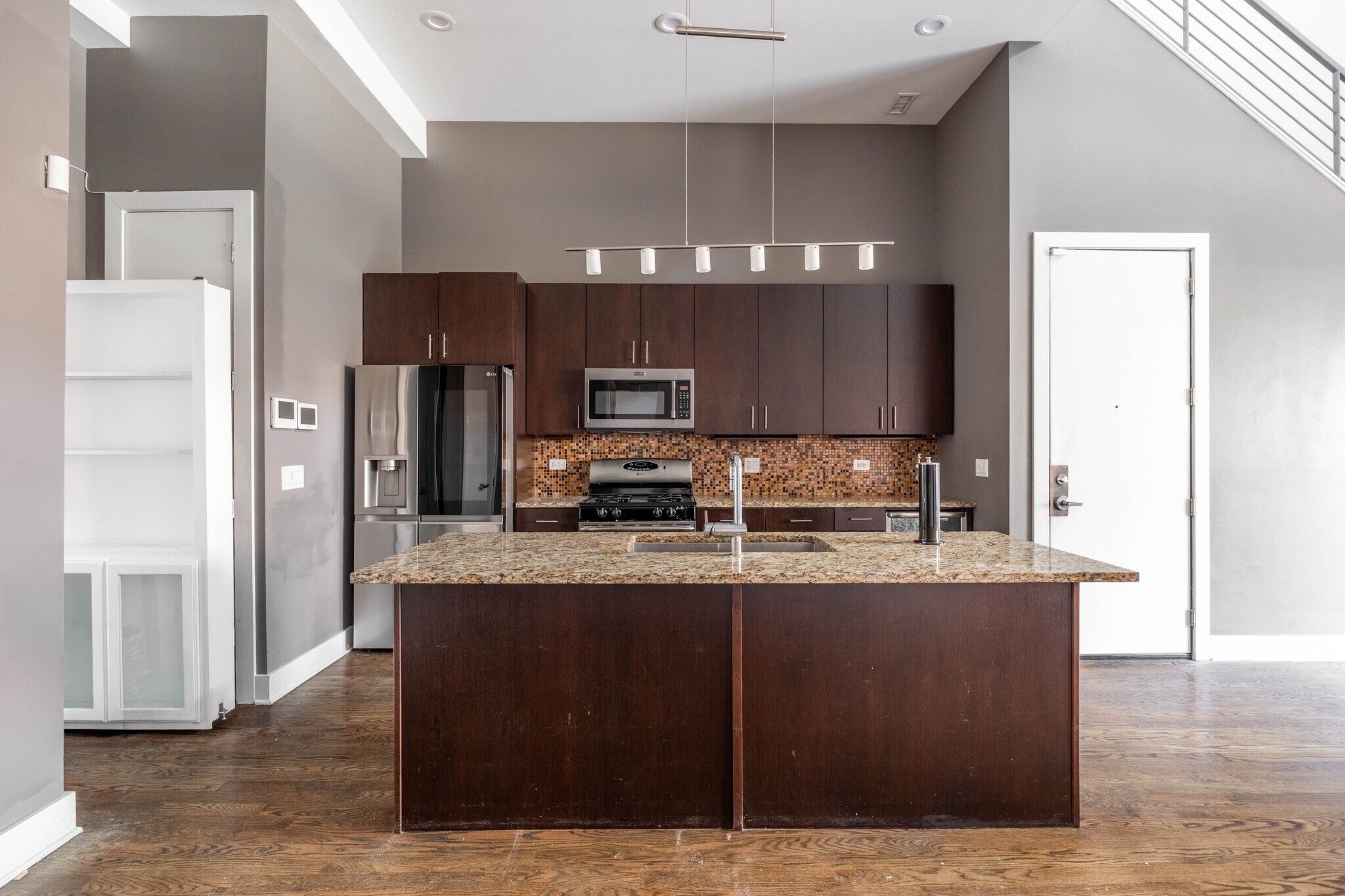 Building Photo - 1008 W Lake St