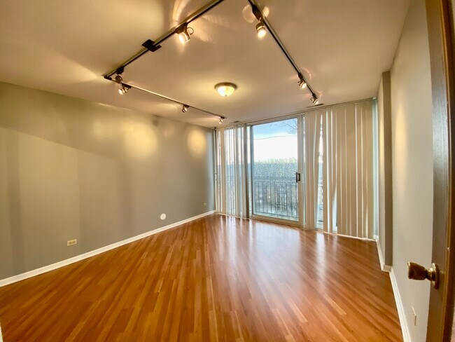 Building Photo - 5820 Oakwood Dr