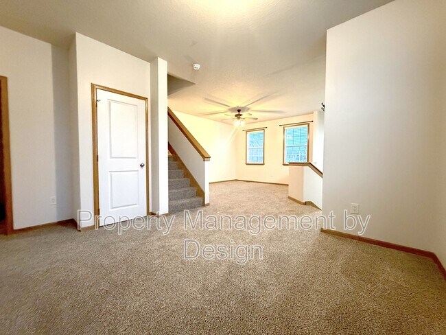 Building Photo - 1005 NE Kamies Ln